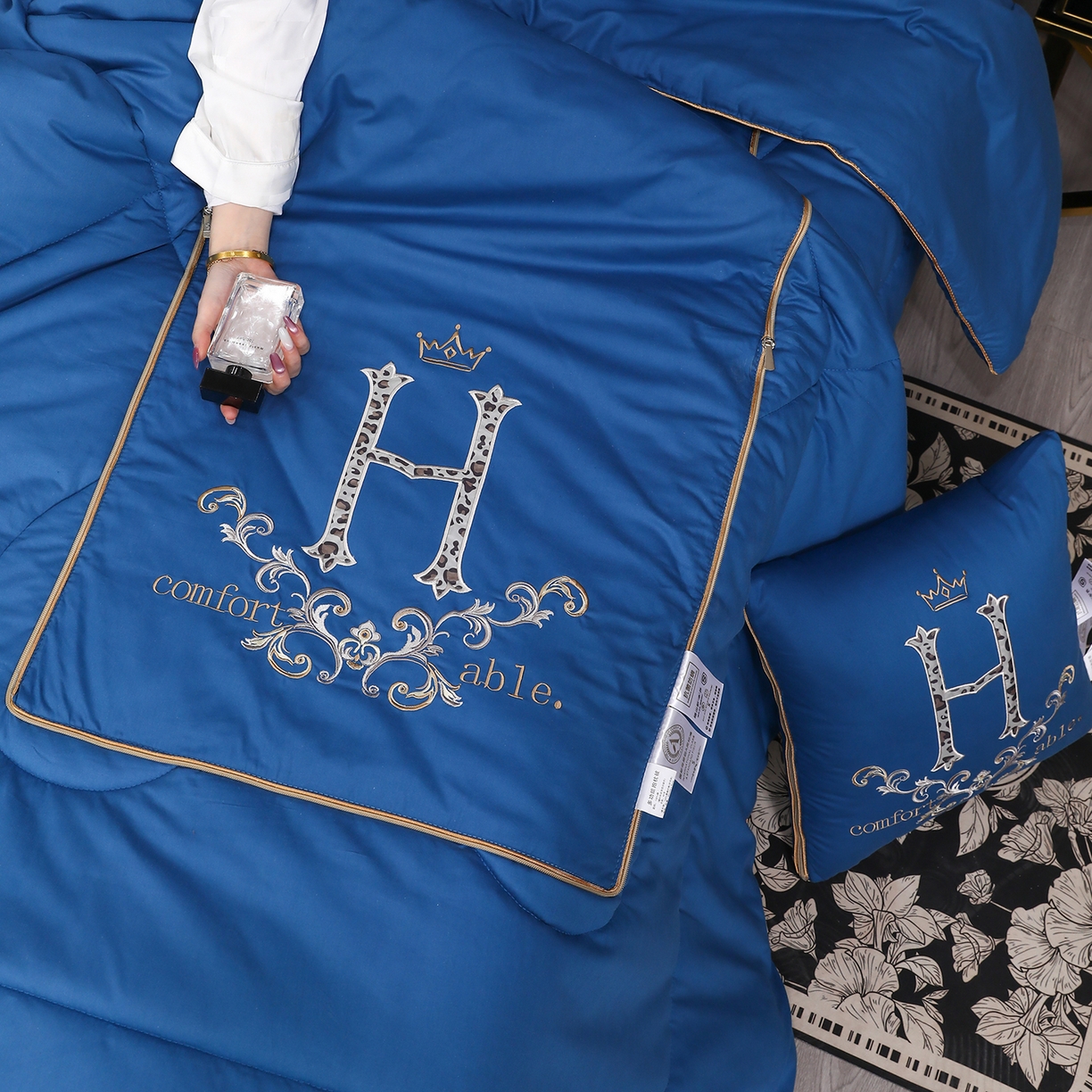 91家纺网 家纺一手货源 找家纺 （总）照世家纺 2026新款全棉安逸H款抱枕被