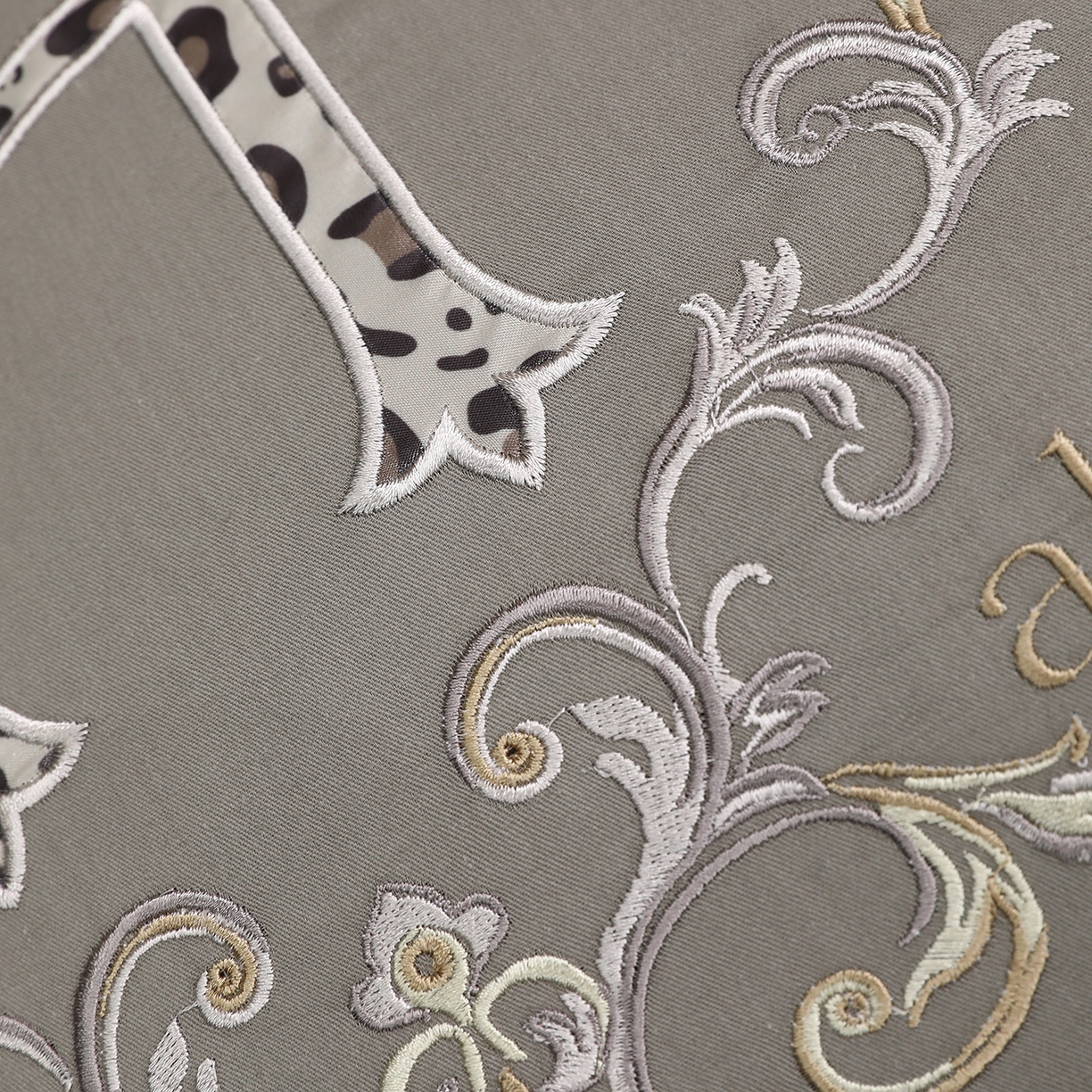 91家纺网 家纺一手货源 找家纺 照世家纺 2026新款全棉安逸H款抱枕被 咖色