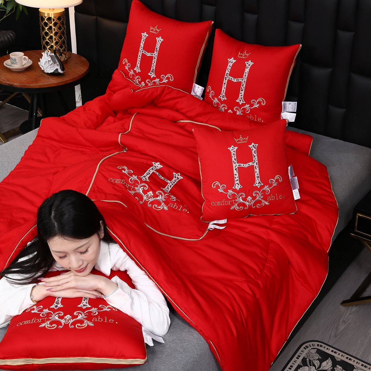 91家纺网 家纺一手货源 找家纺 照世家纺 2026新款全棉安逸H款抱枕被 大红