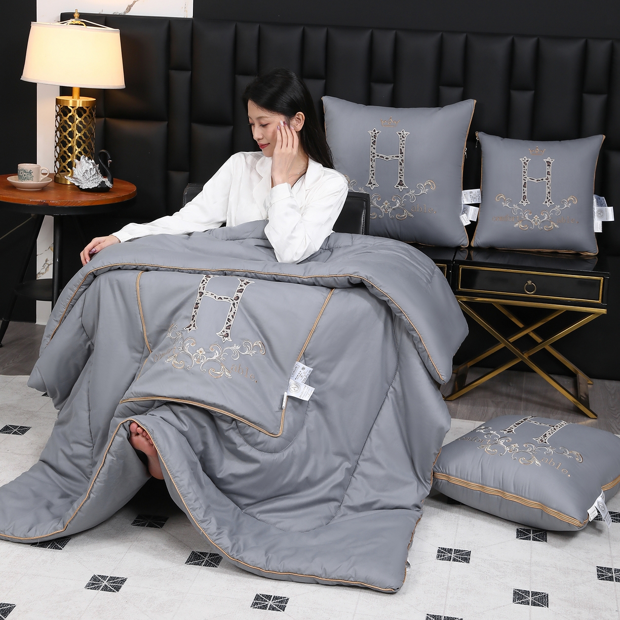 91家纺网 家纺一手货源 找家纺 照世家纺 2026新款全棉安逸H款抱枕被 浅灰