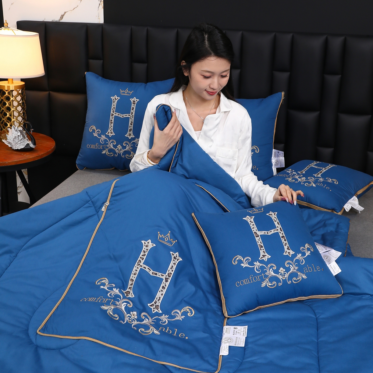 91家纺网 家纺一手货源 找家纺 照世家纺 2026新款全棉安逸H款抱枕被 孔雀蓝