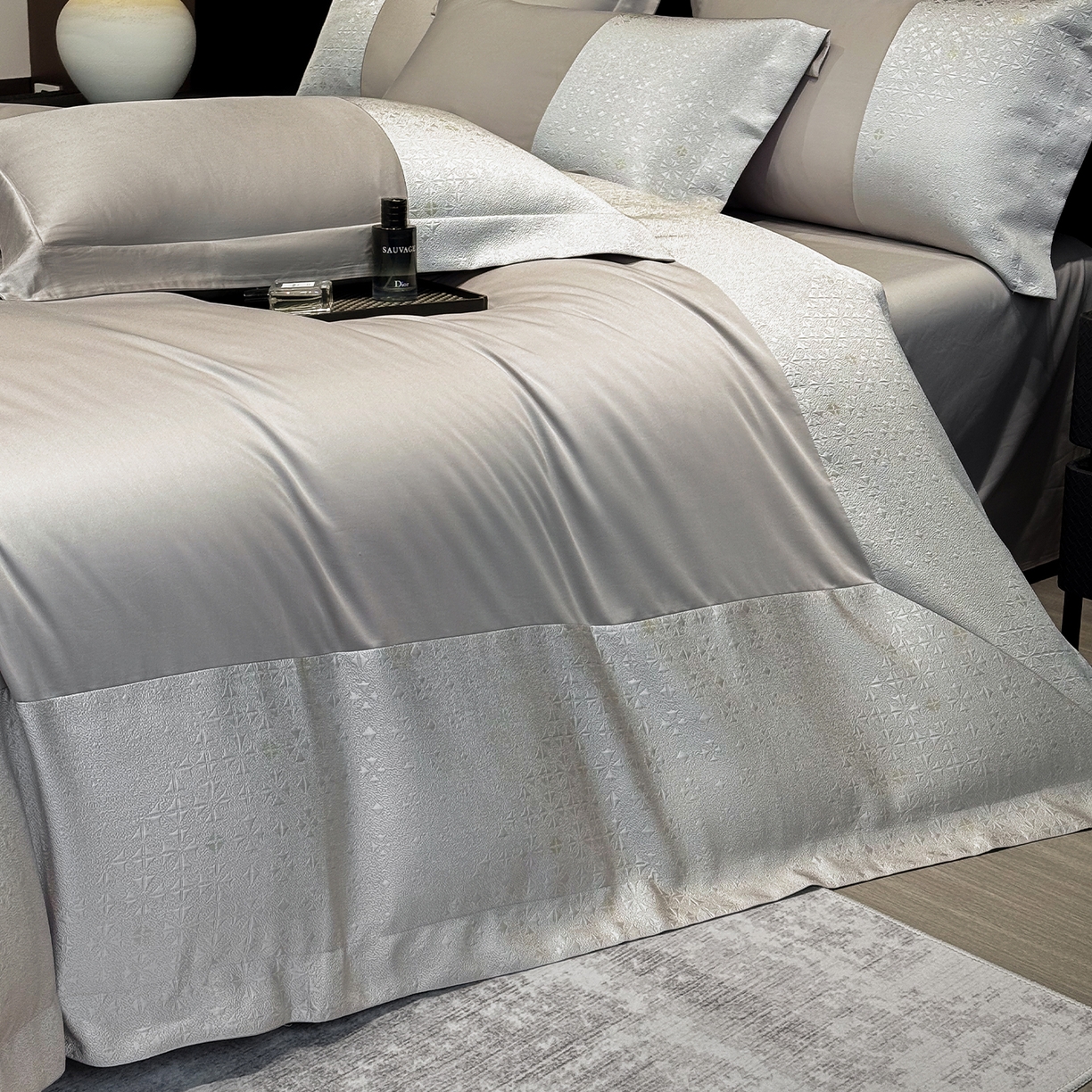 91家纺网 家纺一手货源 找家纺 奥汀洛家纺 2026新款纯棉长绒棉大拼角厚织提花四件套 伊森-绅士灰