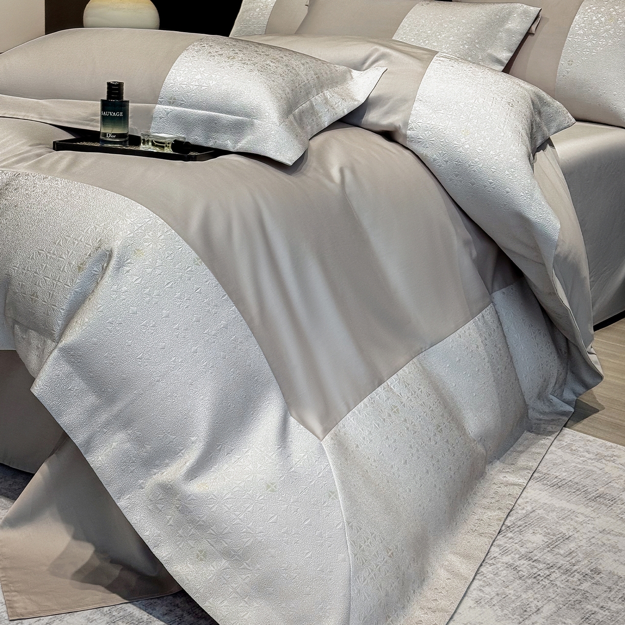 91家纺网 家纺一手货源 找家纺 奥汀洛家纺 2026新款纯棉长绒棉大拼角厚织提花四件套 伊森-绅士灰