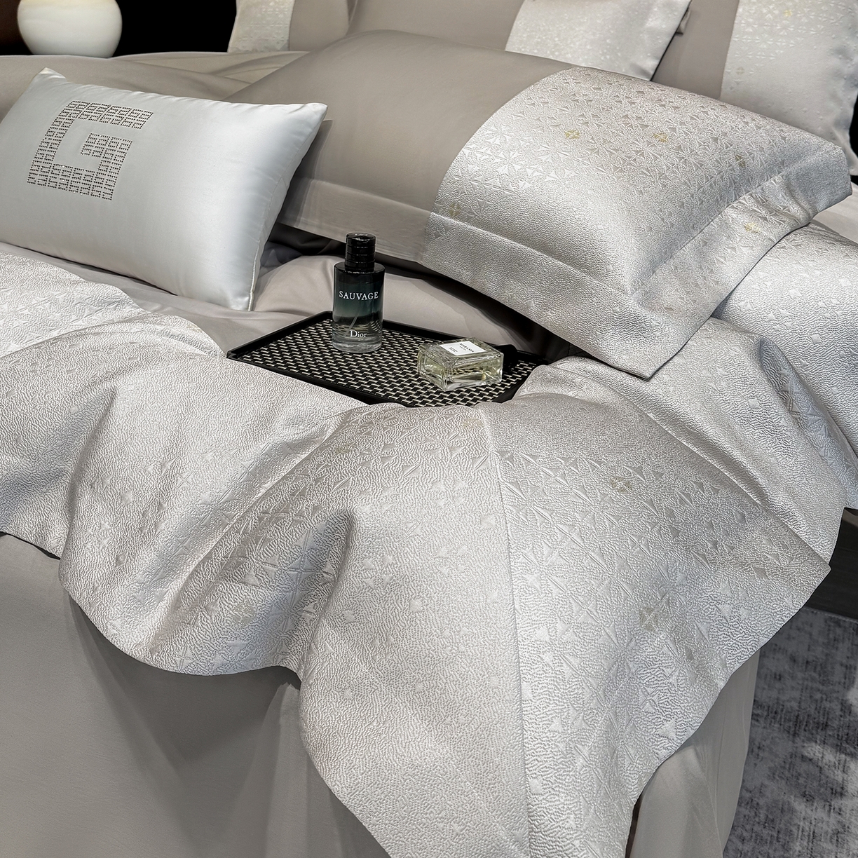 91家纺网 家纺一手货源 找家纺 奥汀洛家纺 2026新款纯棉长绒棉大拼角厚织提花四件套 伊森-绅士灰