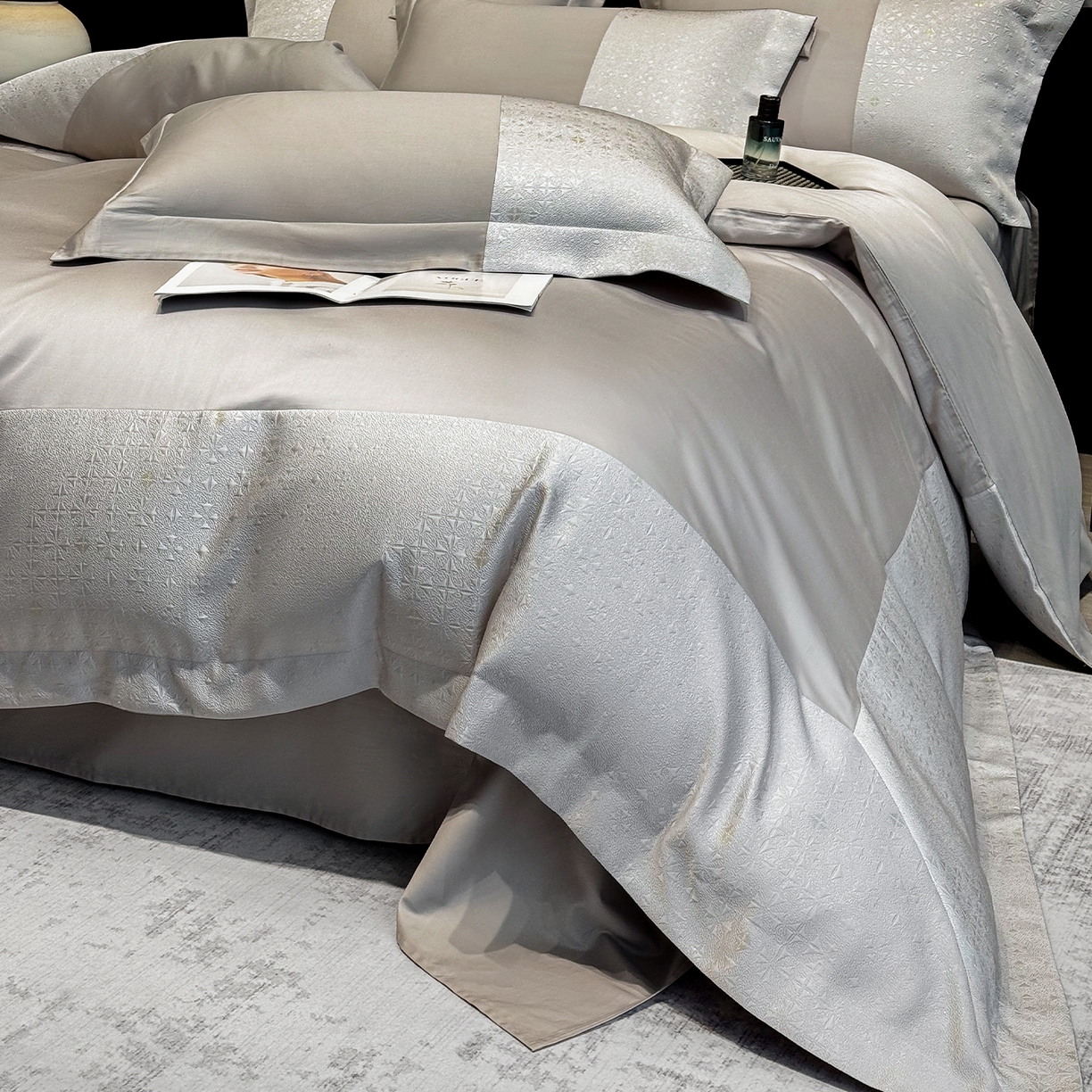 91家纺网 家纺一手货源 找家纺 奥汀洛家纺 2026新款纯棉长绒棉大拼角厚织提花四件套 伊森-绅士灰