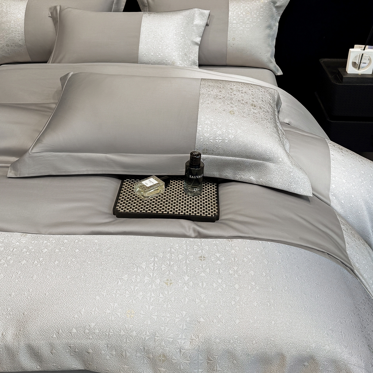 91家纺网 家纺一手货源 找家纺 奥汀洛家纺 2026新款纯棉长绒棉大拼角厚织提花四件套 伊森-绅士灰