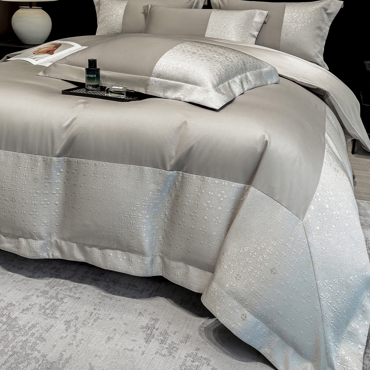 91家纺网 家纺一手货源 找家纺 奥汀洛家纺 2026新款纯棉长绒棉大拼角厚织提花四件套 伊森-绅士灰