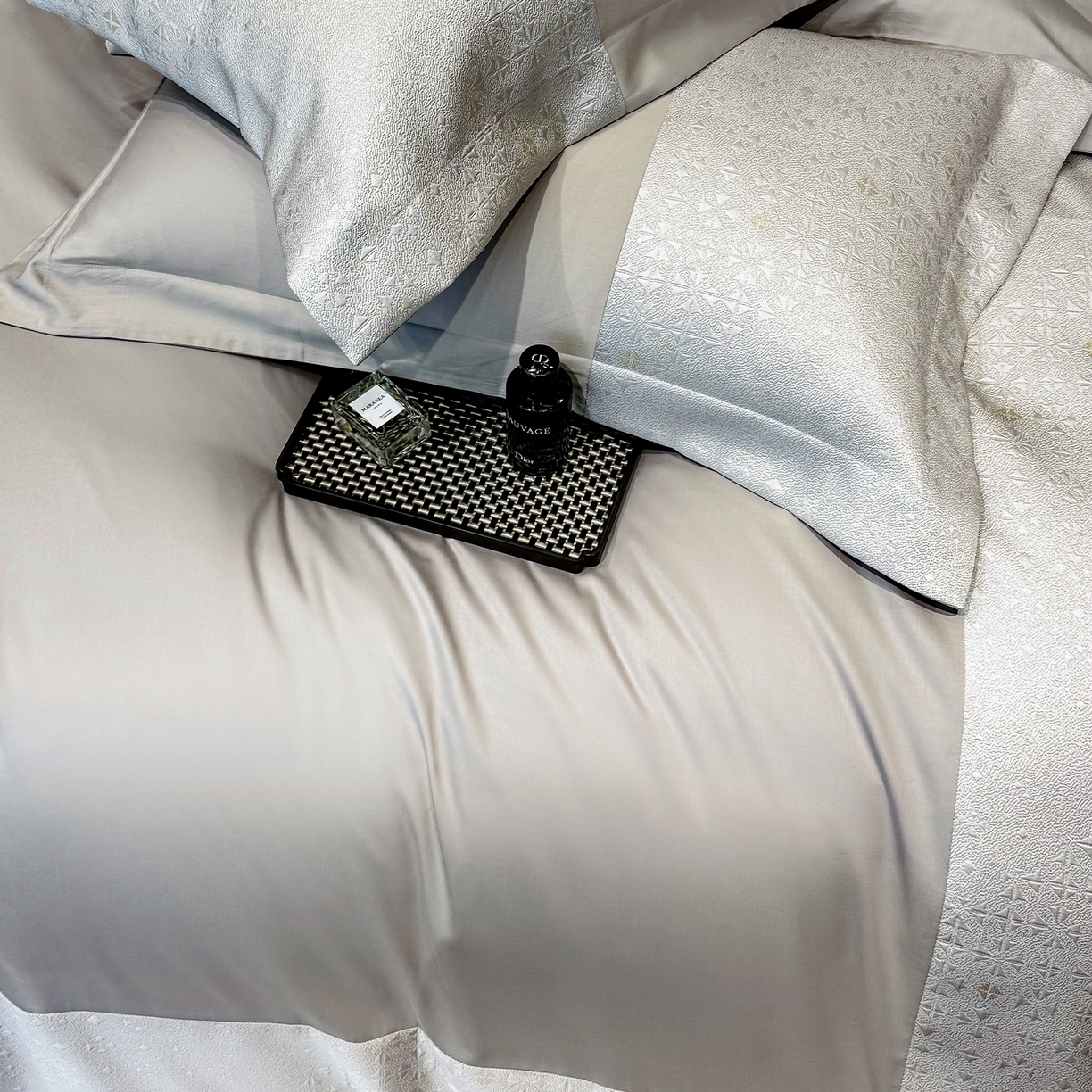 91家纺网 家纺一手货源 找家纺 奥汀洛家纺 2026新款纯棉长绒棉大拼角厚织提花四件套 伊森-绅士灰