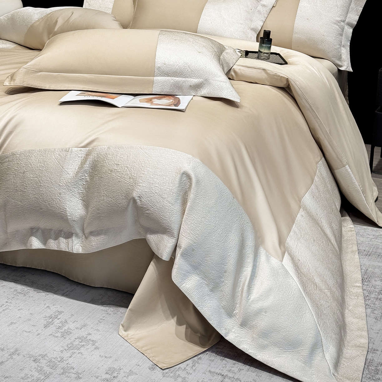 91家纺网 家纺一手货源 找家纺 奥汀洛家纺 2026新款纯棉长绒棉大拼角厚织提花四件套 伊森-香槟金