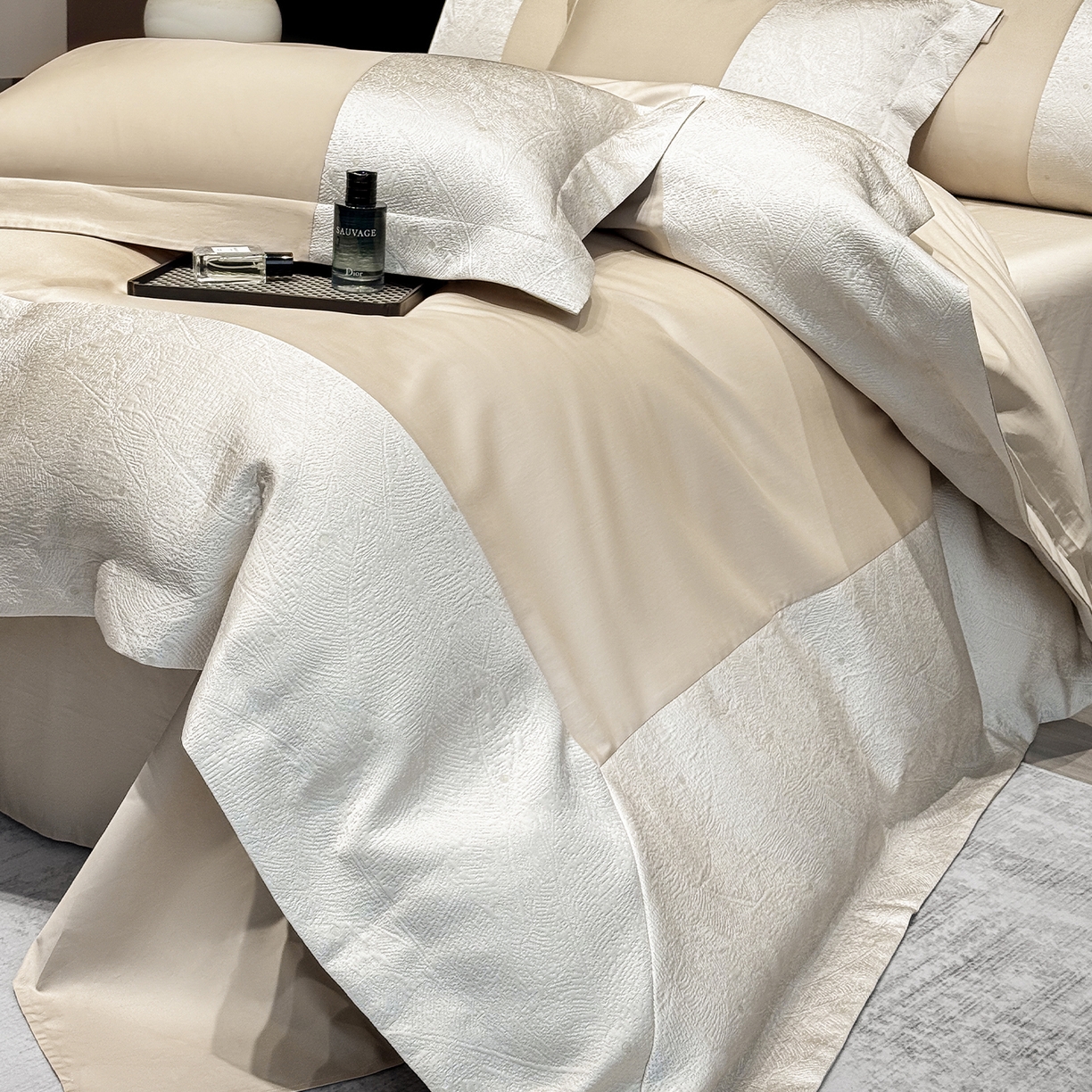 91家纺网 家纺一手货源 找家纺 奥汀洛家纺 2026新款纯棉长绒棉大拼角厚织提花四件套 伊森-香槟金