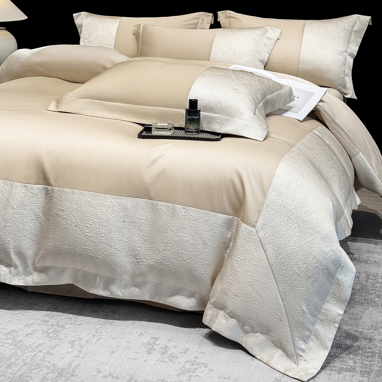 91家纺网 家纺一手货源 找家纺 奥汀洛家纺 2026新款纯棉长绒棉大拼角厚织提花四件套 伊森-香槟金