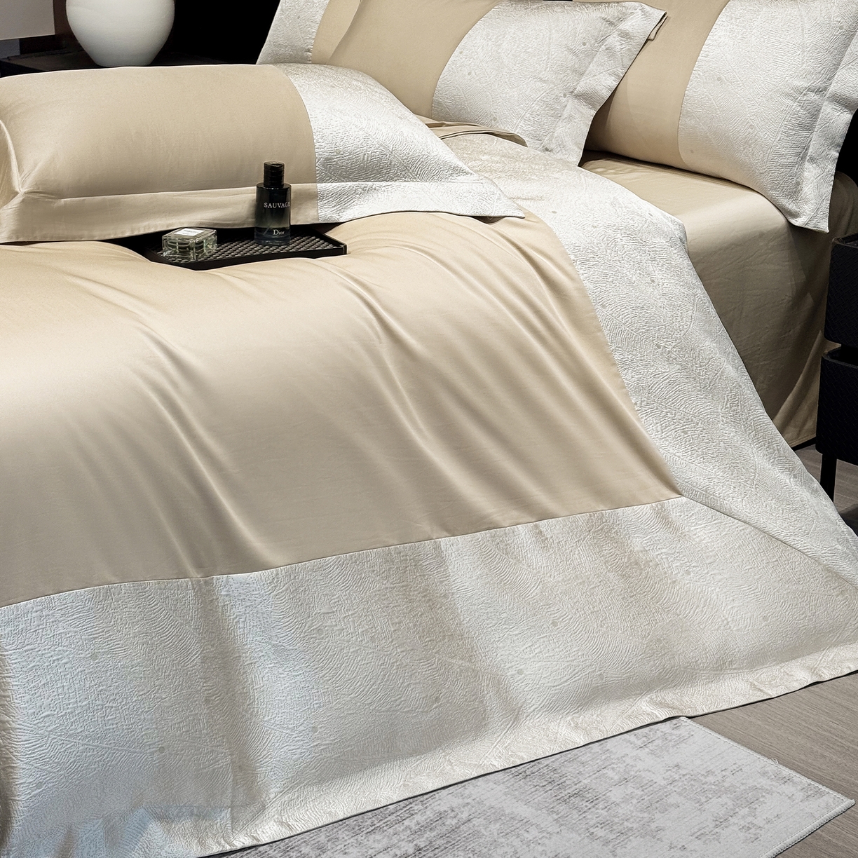 91家纺网 家纺一手货源 找家纺 奥汀洛家纺 2026新款纯棉长绒棉大拼角厚织提花四件套 伊森-香槟金