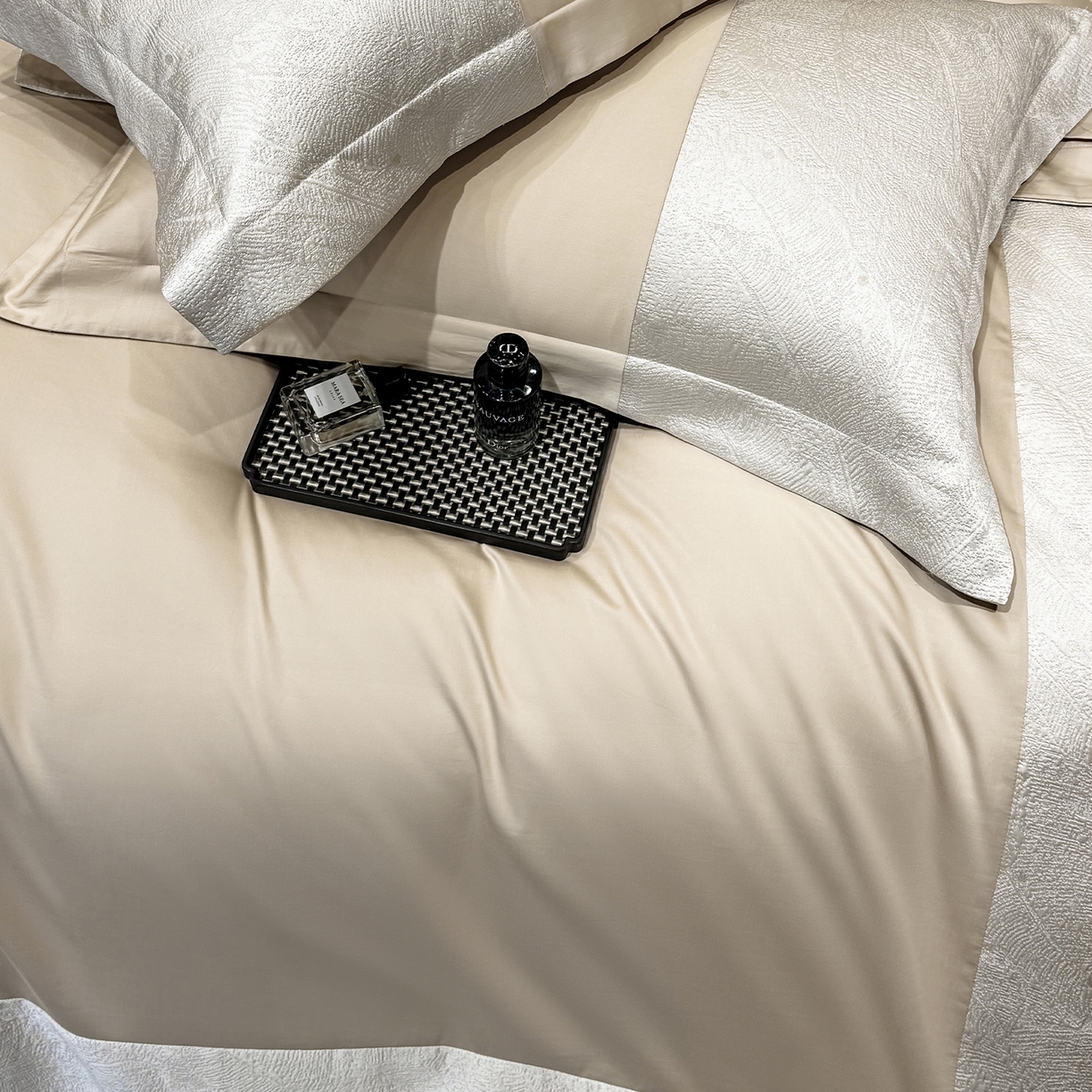 91家纺网 家纺一手货源 找家纺 奥汀洛家纺 2026新款纯棉长绒棉大拼角厚织提花四件套 伊森-香槟金