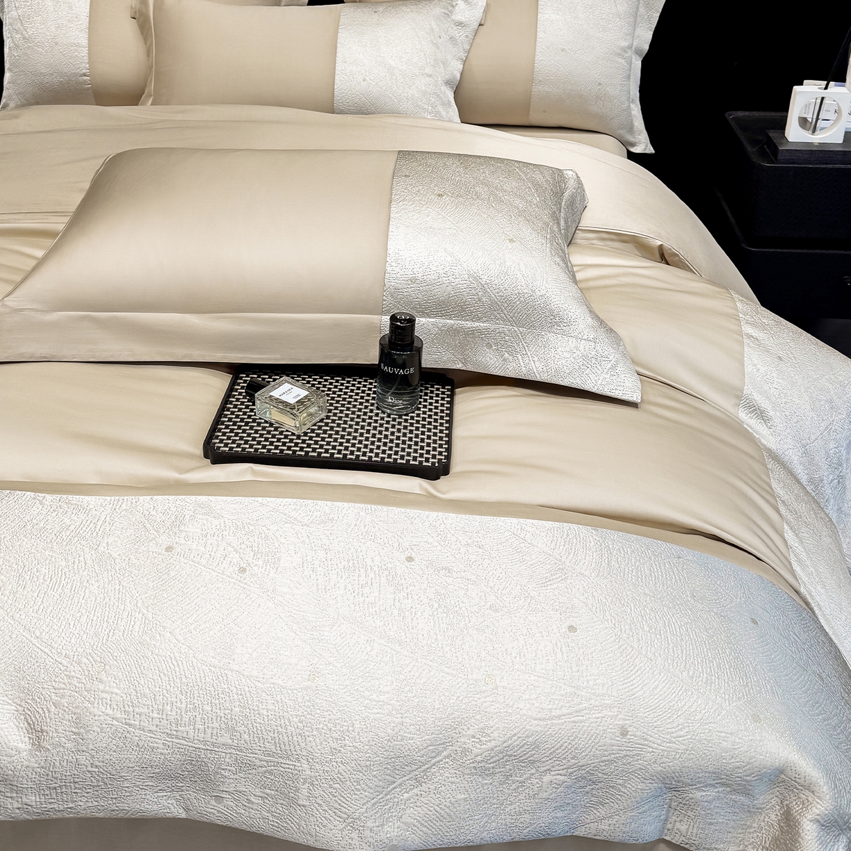 91家纺网 家纺一手货源 找家纺 奥汀洛家纺 2026新款纯棉长绒棉大拼角厚织提花四件套 伊森-香槟金