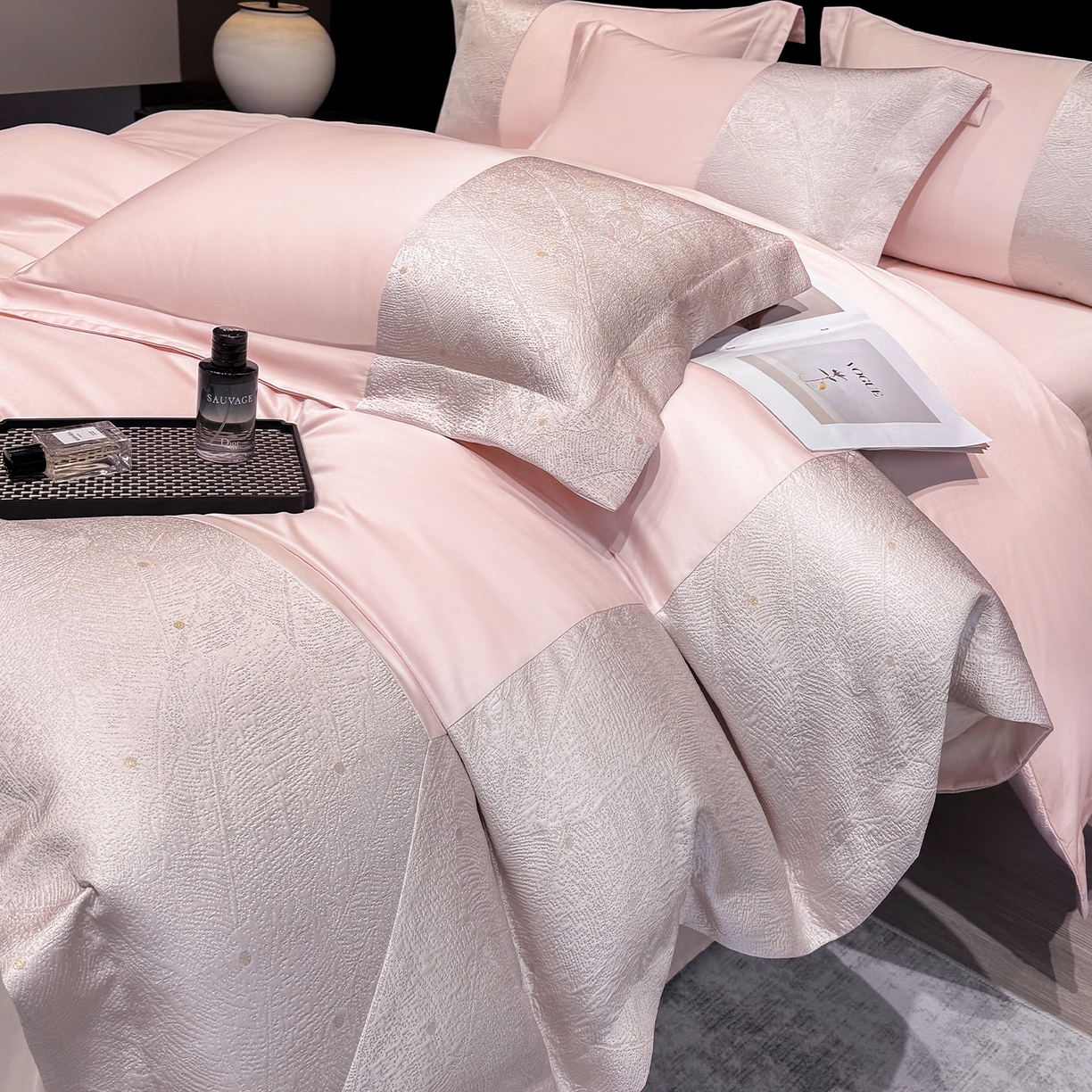 91家纺网 家纺一手货源 找家纺 奥汀洛家纺 2026新款纯棉长绒棉大拼角厚织提花四件套 依琳-甜心粉