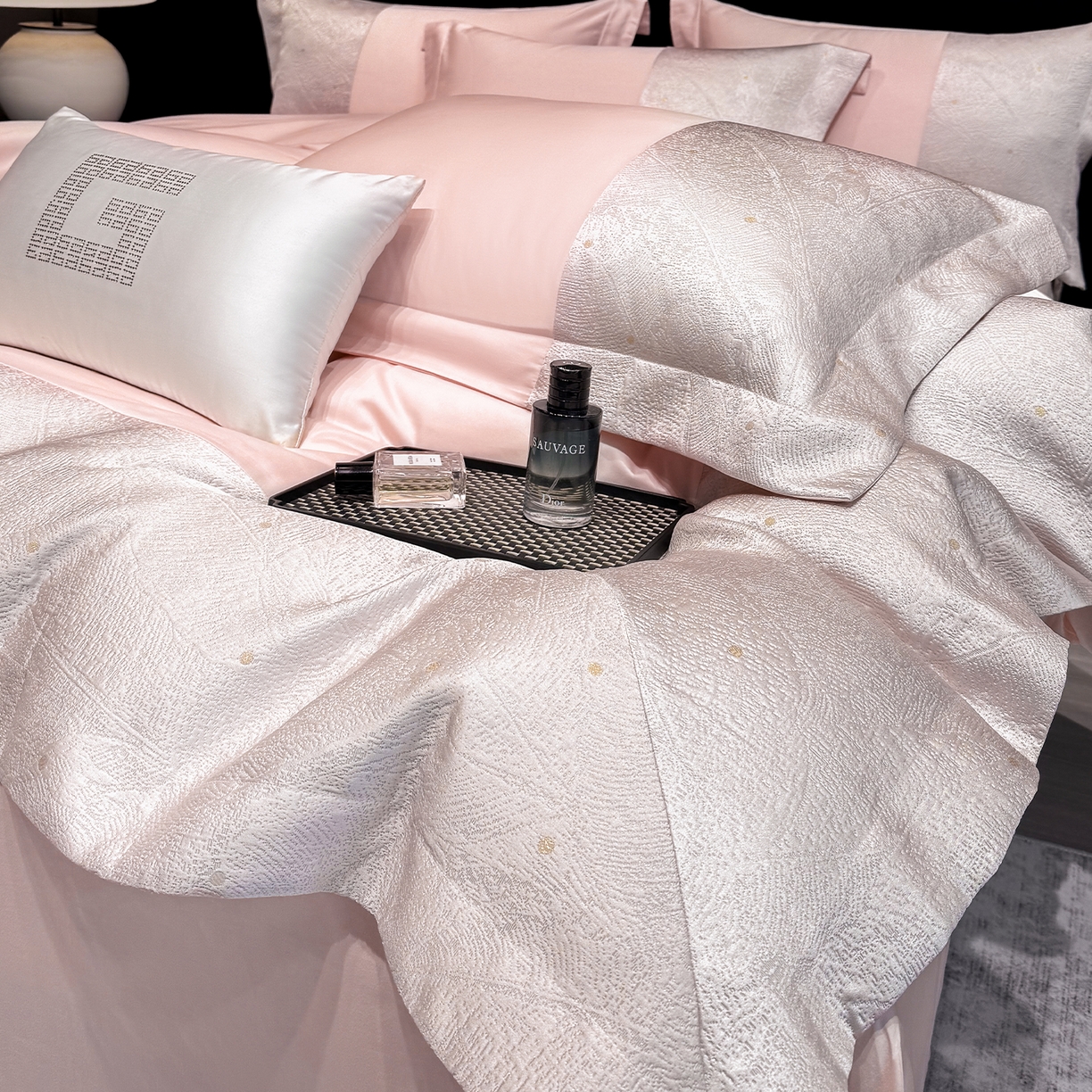 91家纺网 家纺一手货源 找家纺 奥汀洛家纺 2026新款纯棉长绒棉大拼角厚织提花四件套 依琳-甜心粉