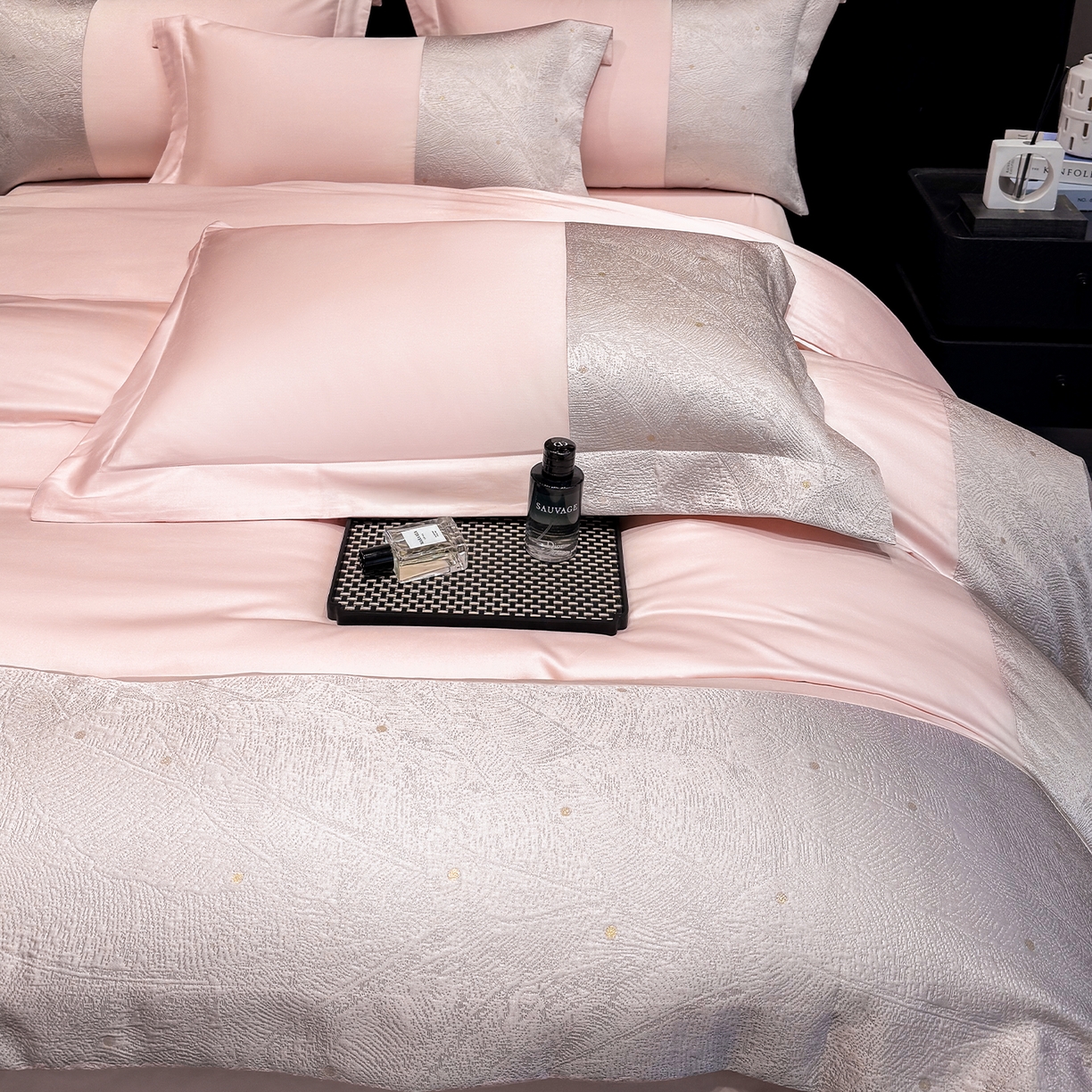 91家纺网 家纺一手货源 找家纺 奥汀洛家纺 2026新款纯棉长绒棉大拼角厚织提花四件套 依琳-甜心粉