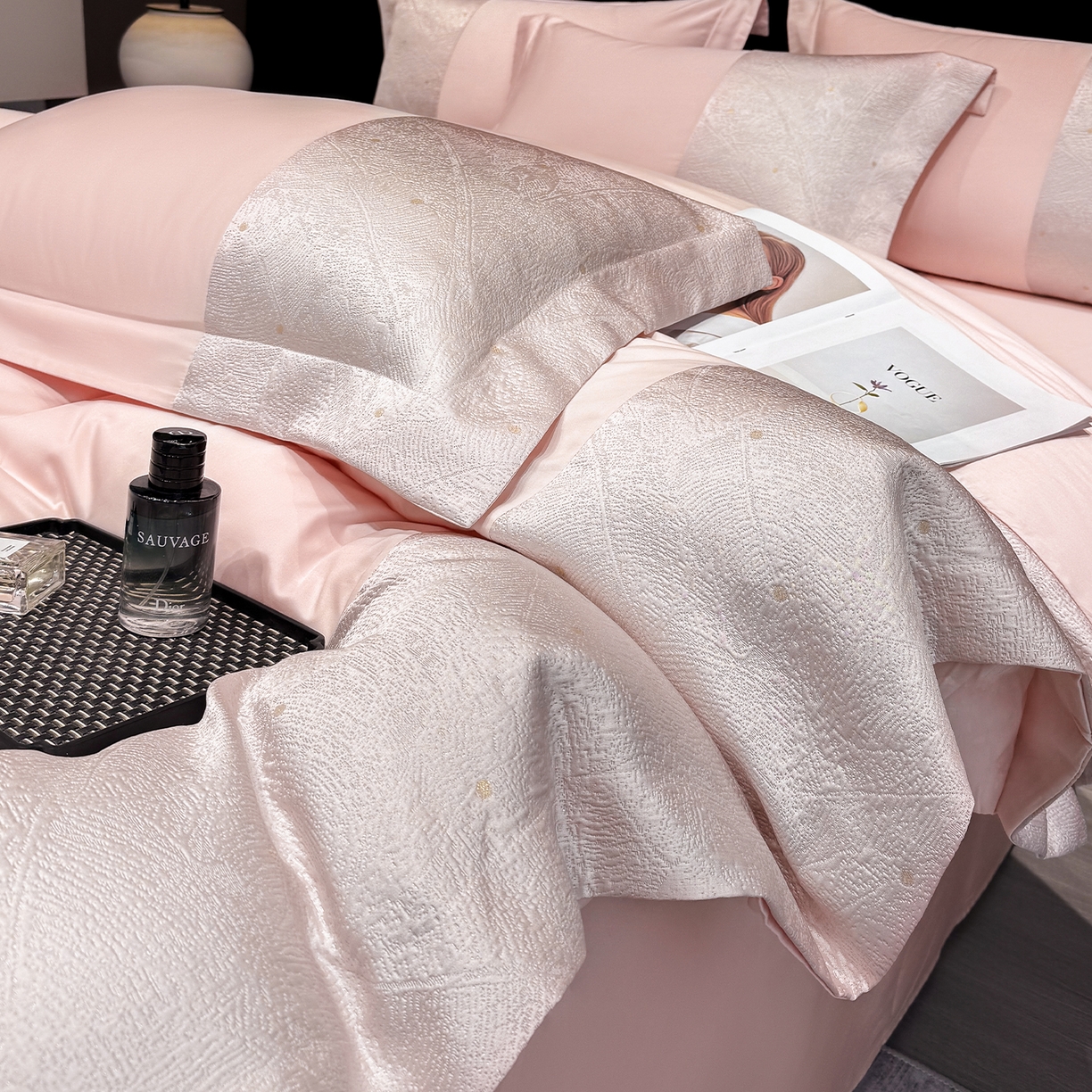 91家纺网 家纺一手货源 找家纺 奥汀洛家纺 2026新款纯棉长绒棉大拼角厚织提花四件套 依琳-甜心粉