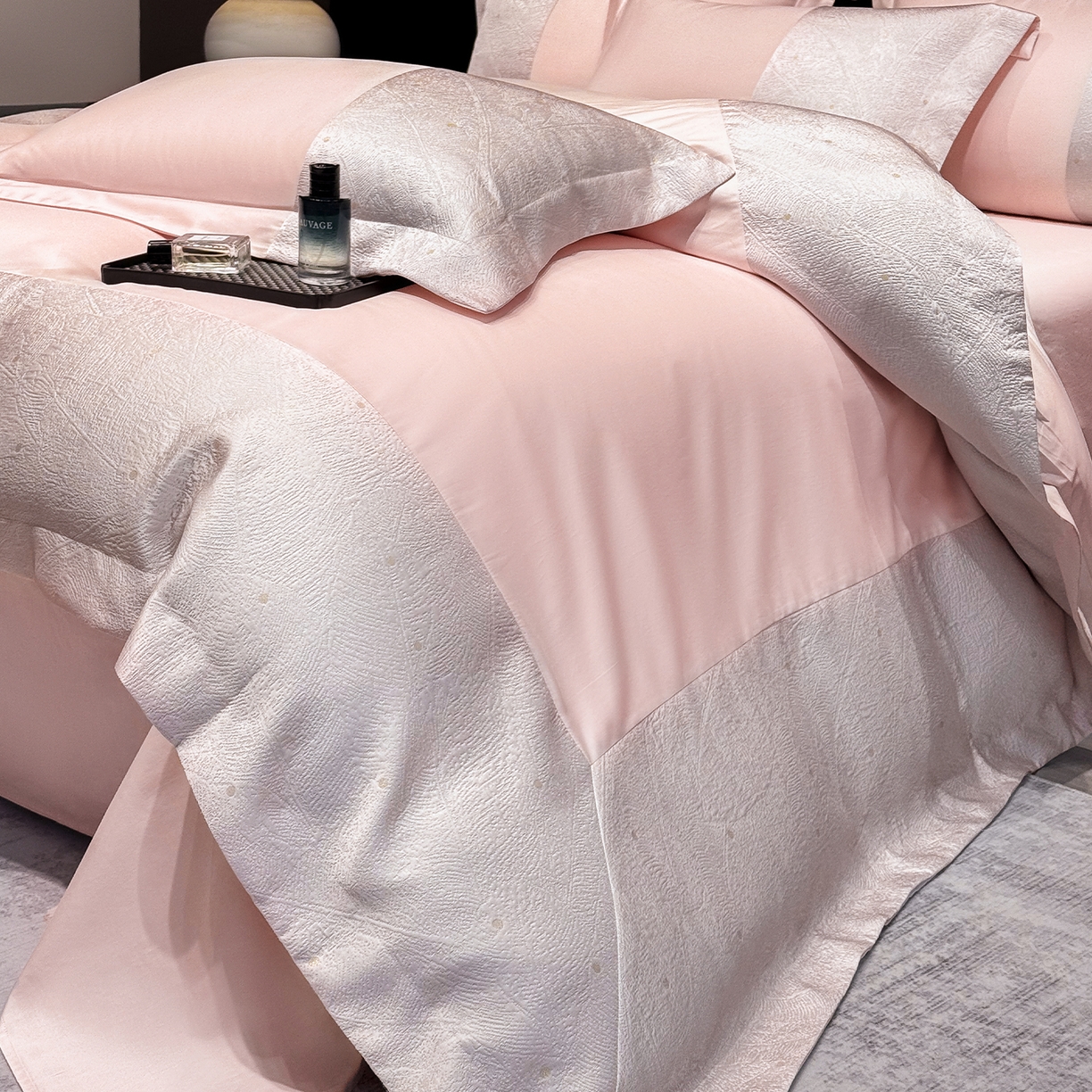 91家纺网 家纺一手货源 找家纺 奥汀洛家纺 2026新款纯棉长绒棉大拼角厚织提花四件套 依琳-甜心粉