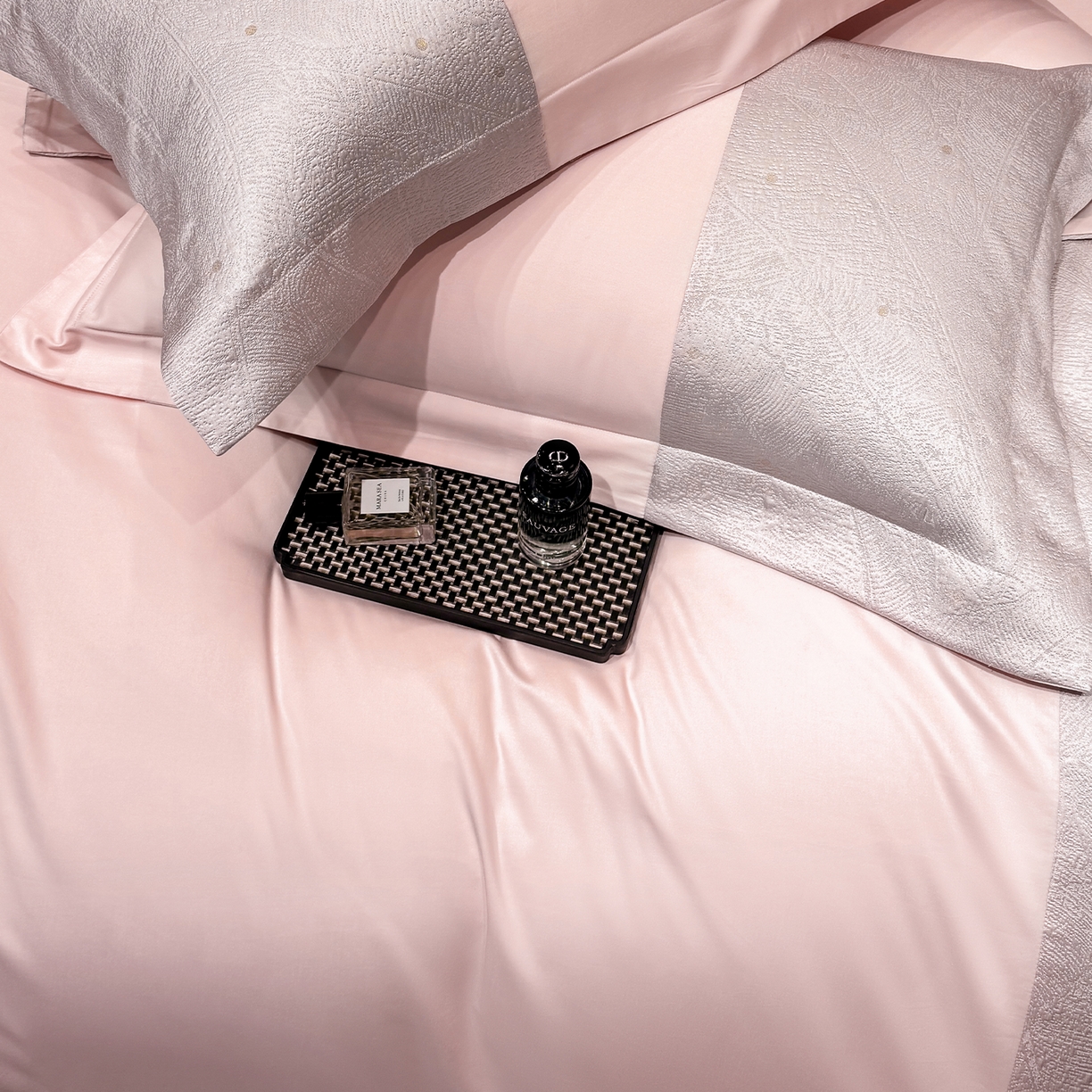 91家纺网 家纺一手货源 找家纺 奥汀洛家纺 2026新款纯棉长绒棉大拼角厚织提花四件套 依琳-甜心粉