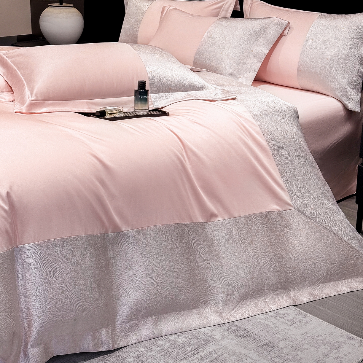 91家纺网 家纺一手货源 找家纺 奥汀洛家纺 2026新款纯棉长绒棉大拼角厚织提花四件套 依琳-甜心粉