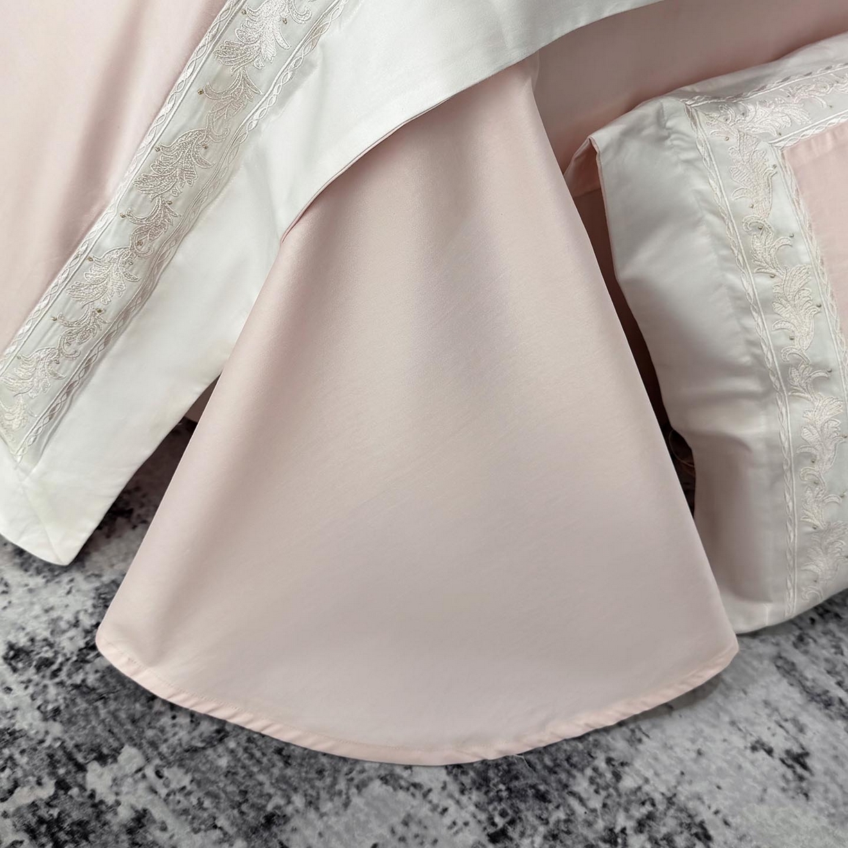 91家纺网 家纺一手货源 找家纺 2026新款A类贡缎长绒棉纯棉刺绣四件套-兰芙 兰芙-柔雪粉