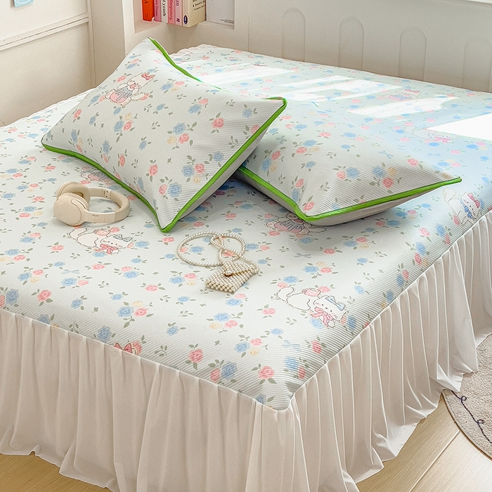 91家纺网 家纺一手货源 找家纺 莱米家纺 2026新款斜纹凉感床裙冰豆豆系列 花朵小猫