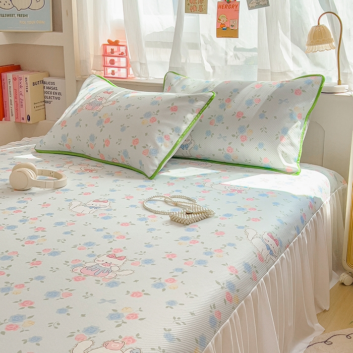 91家纺网 家纺一手货源 找家纺 莱米家纺 2026新款斜纹凉感床裙冰豆豆系列 花朵小猫