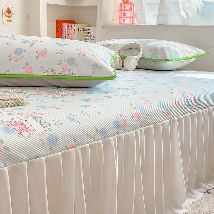 91家纺网 家纺一手货源 找家纺 莱米家纺 2026新款斜纹凉感床裙冰豆豆系列 花朵小猫