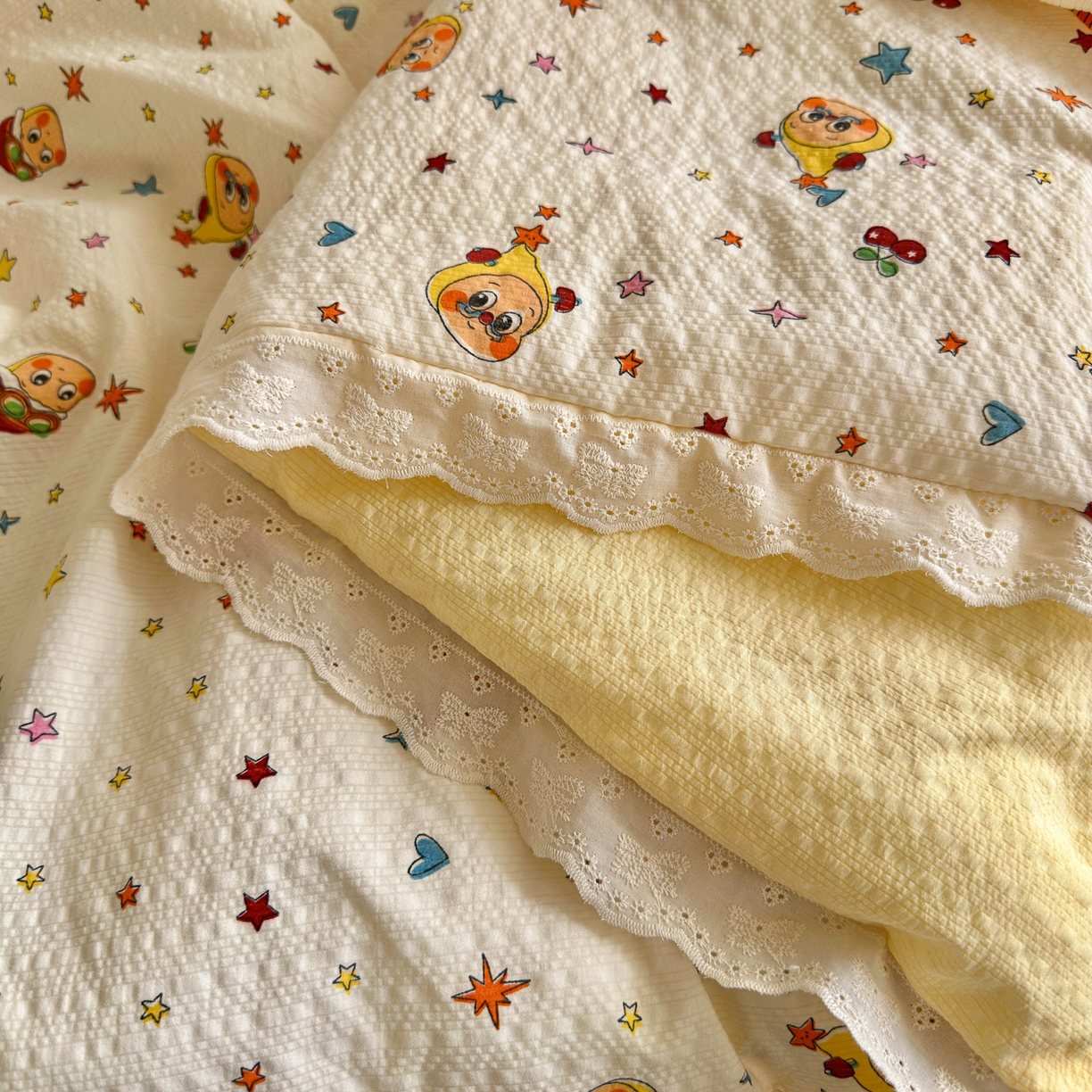 91家纺网 家纺一手货源 找家纺 初念 2026新款泡芙纱全花边夏被四件套 花笺-旧街星星