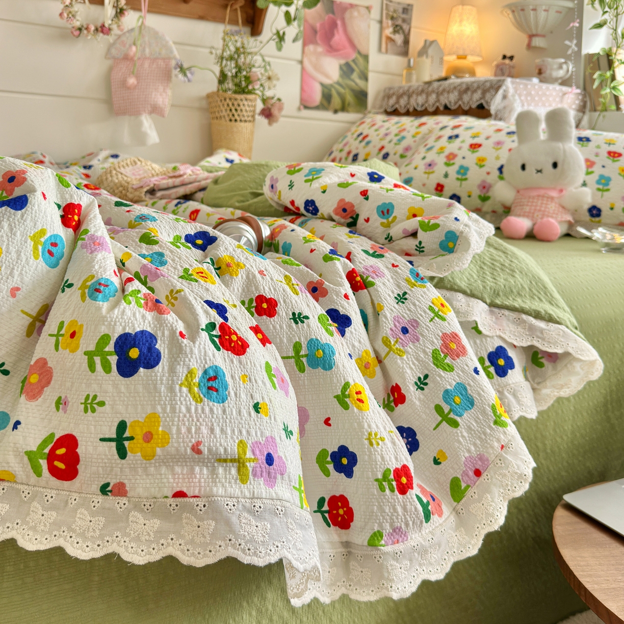 91家纺网 家纺一手货源 找家纺 初念 2026新款泡芙纱全花边夏被四件套 花笺-彩色花园