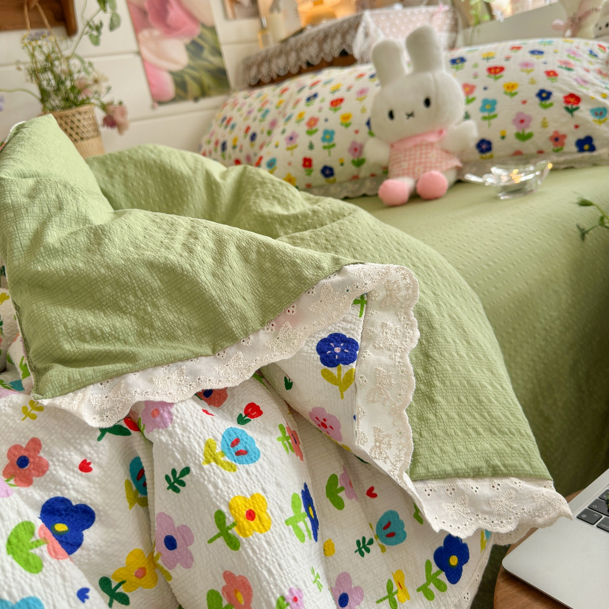 91家纺网 家纺一手货源 找家纺 初念 2026新款泡芙纱全花边夏被四件套 花笺-彩色花园