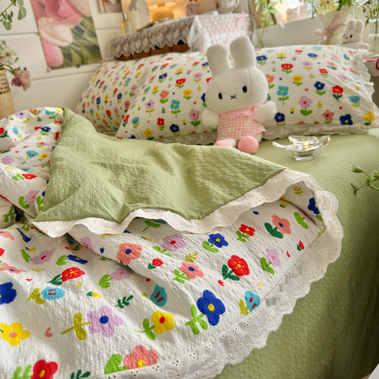 91家纺网 家纺一手货源 找家纺 初念 2026新款泡芙纱全花边夏被四件套 花笺-彩色花园