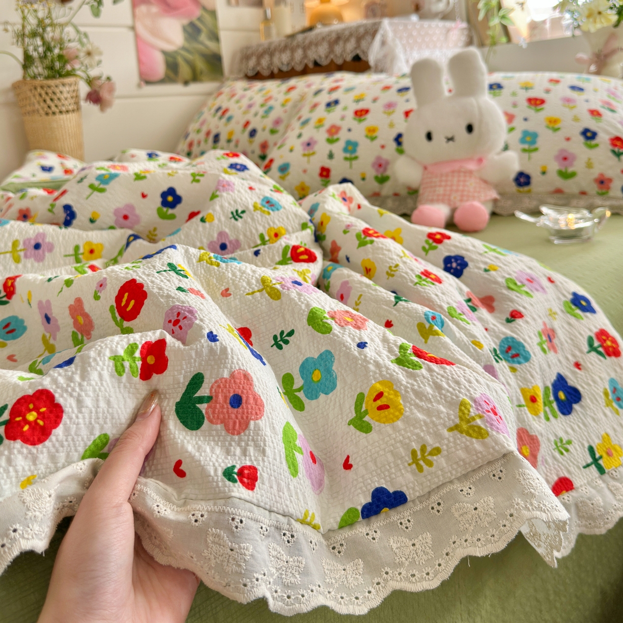 91家纺网 家纺一手货源 找家纺 初念 2026新款泡芙纱全花边夏被四件套 花笺-彩色花园