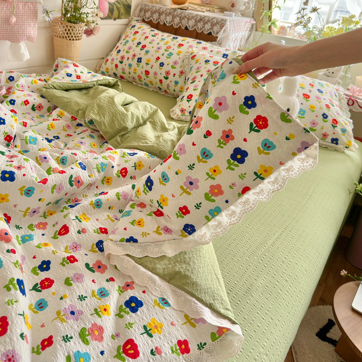 91家纺网 家纺一手货源 找家纺 初念 2026新款泡芙纱全花边夏被四件套 花笺-彩色花园