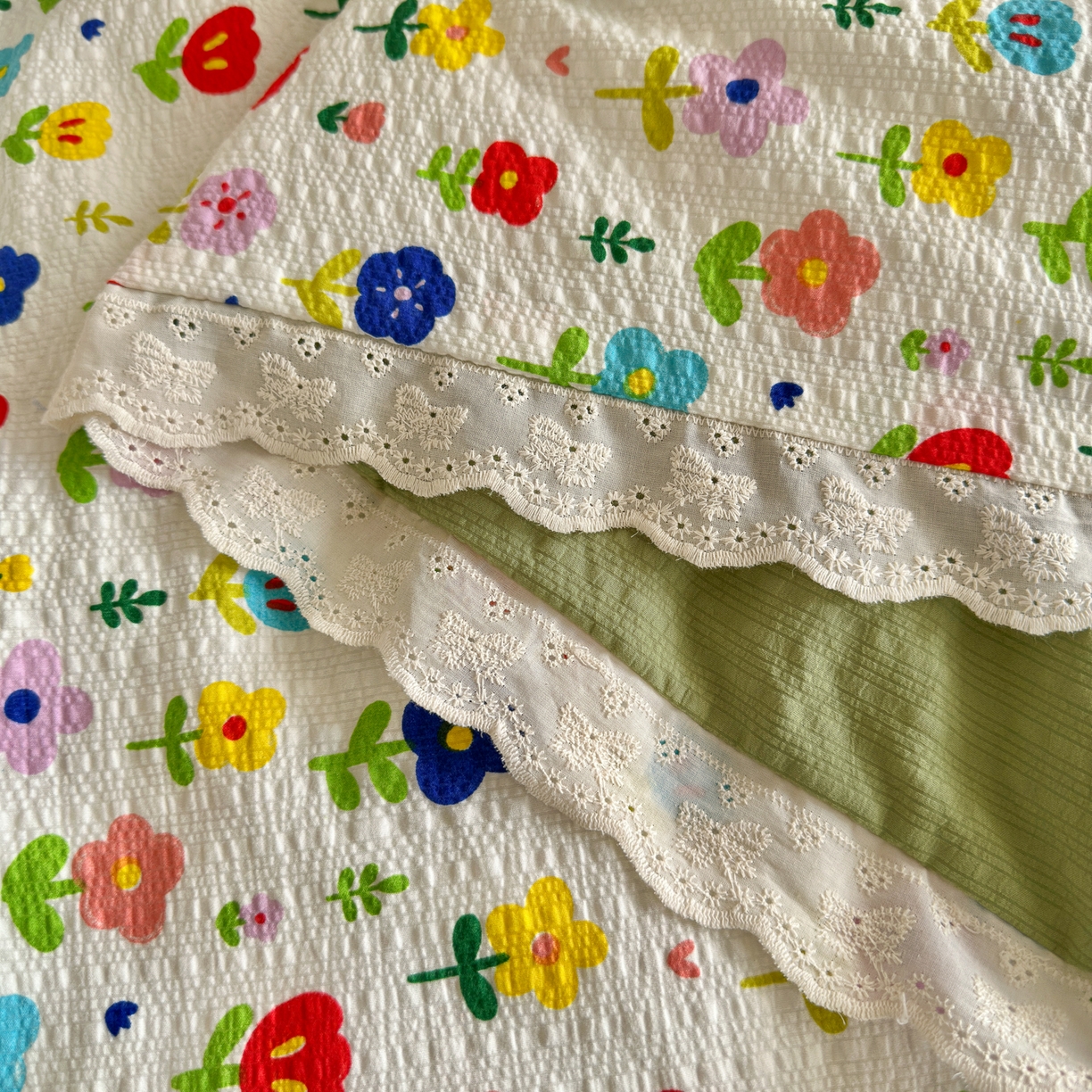 91家纺网 家纺一手货源 找家纺 初念 2026新款泡芙纱全花边夏被四件套 花笺-彩色花园