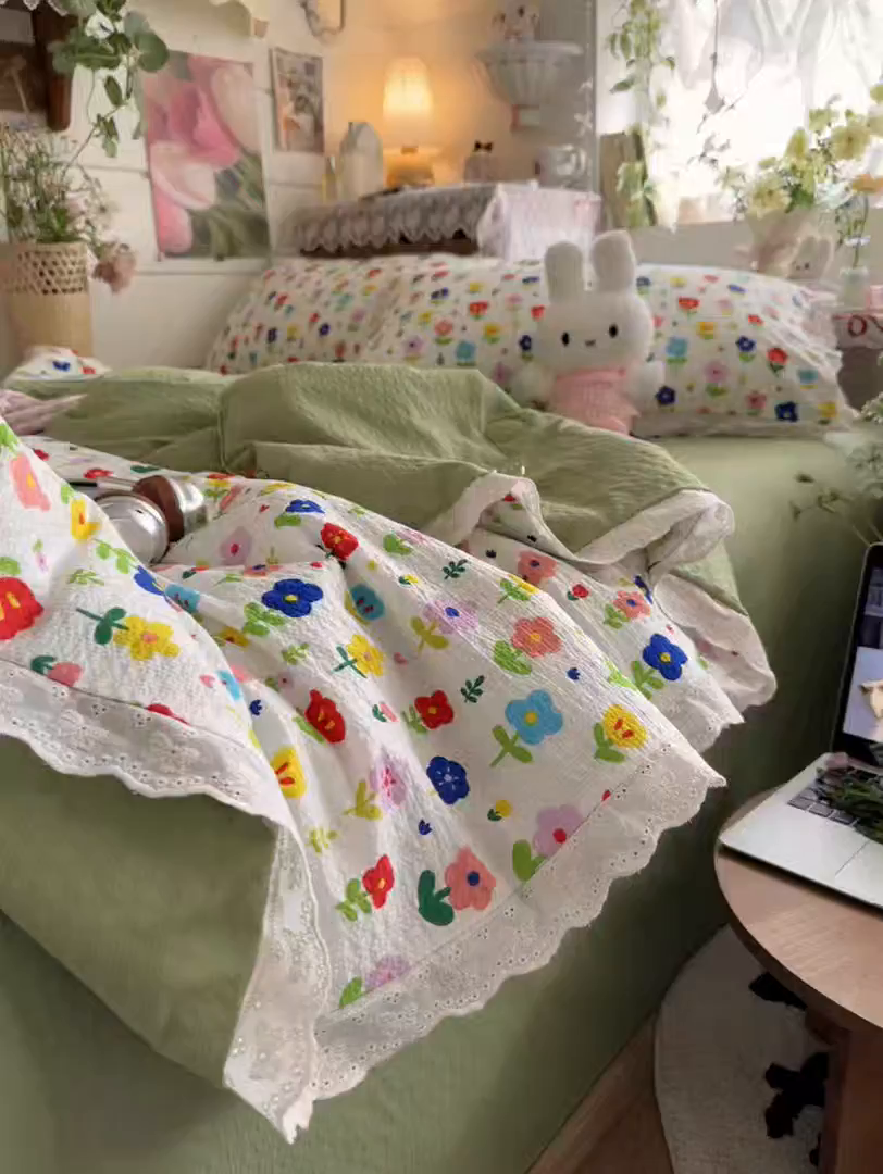 91家纺网 家纺一手货源 找家纺 初念 2026新款泡芙纱全花边夏被四件套 花笺-彩色花园
