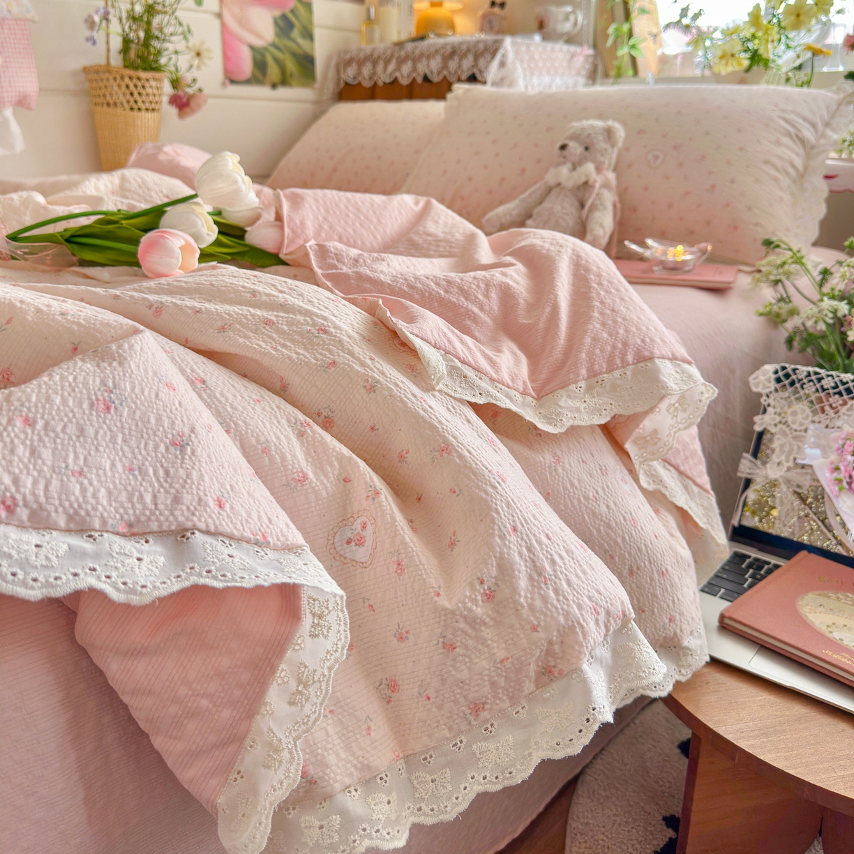 91家纺网 家纺一手货源 找家纺 初念 2026新款泡芙纱全花边夏被四件套 花笺-春日甜桃心