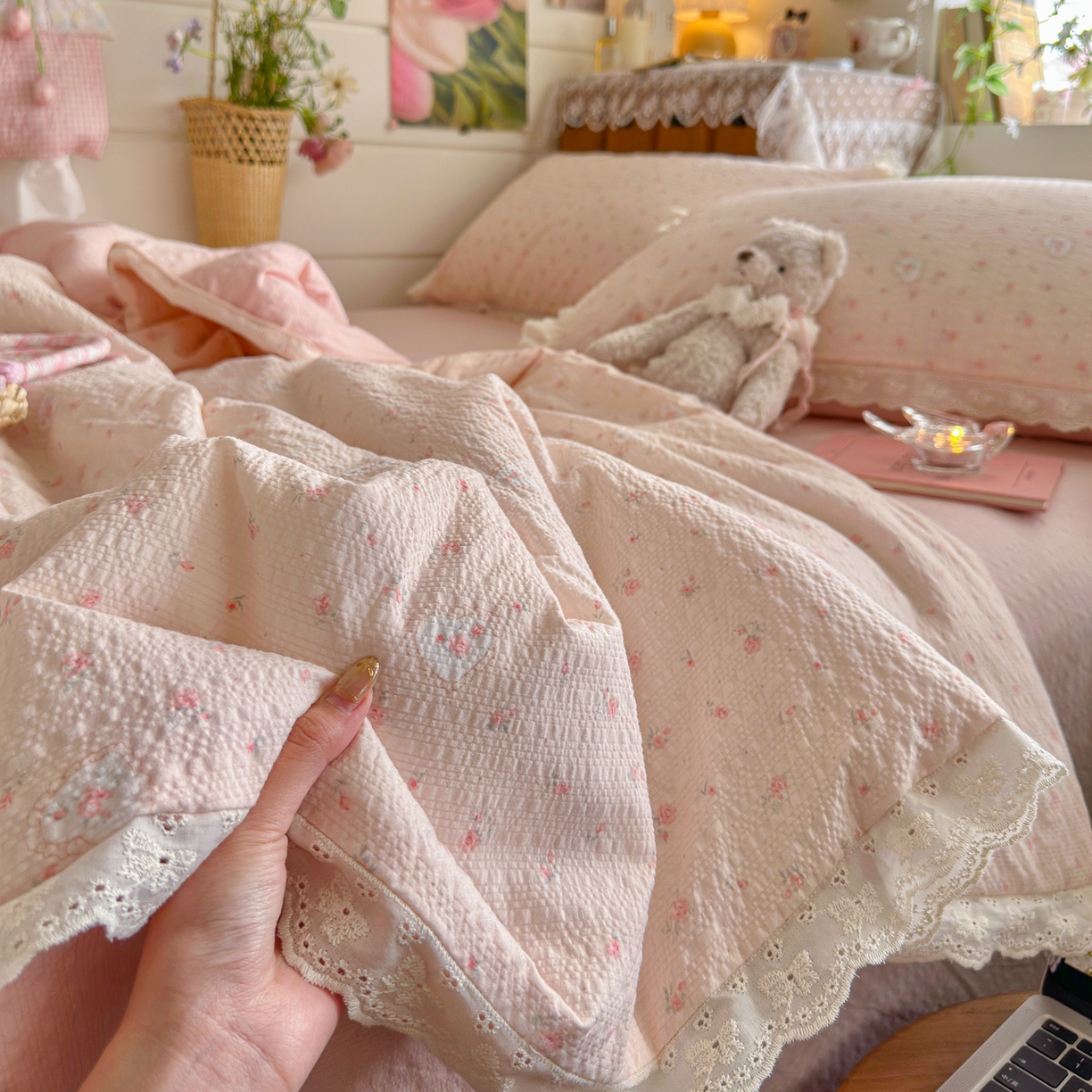 91家纺网 家纺一手货源 找家纺 初念 2026新款泡芙纱全花边夏被四件套 花笺-春日甜桃心