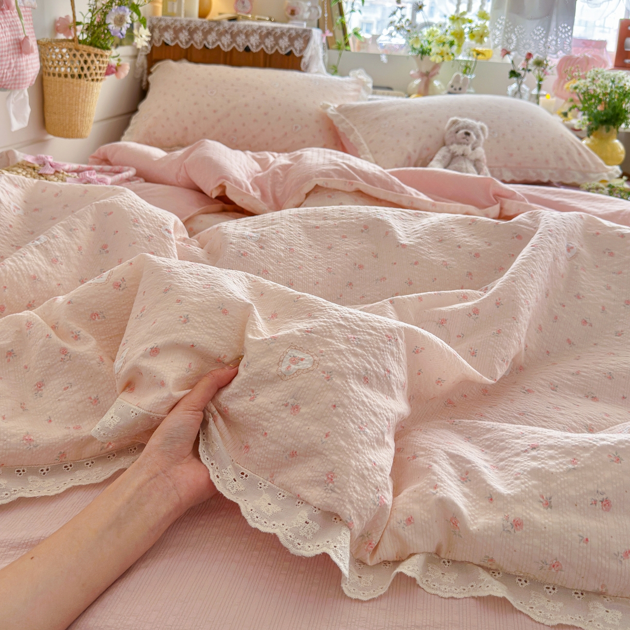 91家纺网 家纺一手货源 找家纺 初念 2026新款泡芙纱全花边夏被四件套 花笺-春日甜桃心