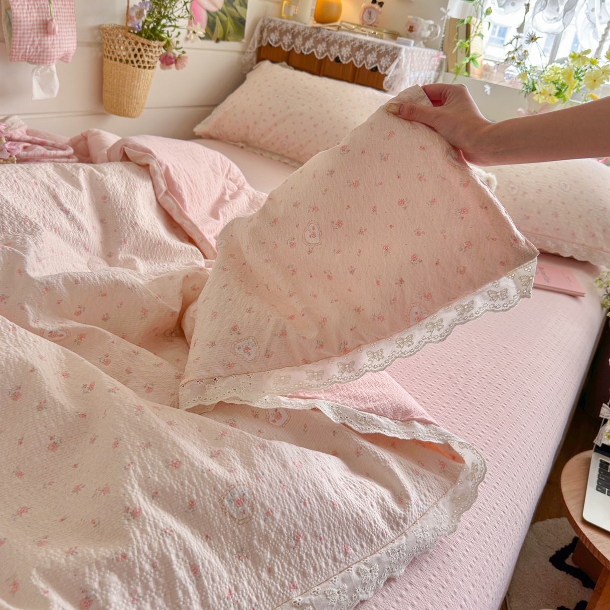 91家纺网 家纺一手货源 找家纺 初念 2026新款泡芙纱全花边夏被四件套 花笺-春日甜桃心