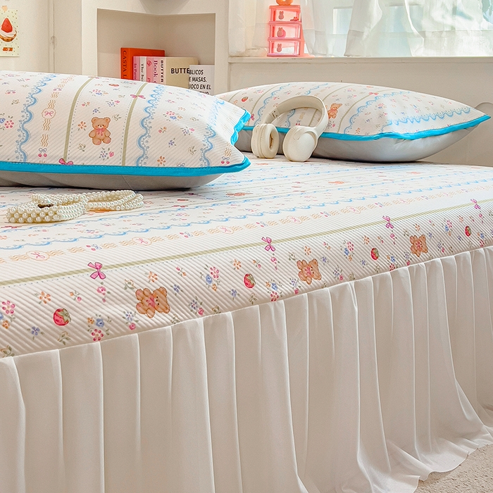 91家纺网 家纺一手货源 找家纺 莱米家纺 2026新款斜纹凉感床裙冰豆豆系列 条纹小熊