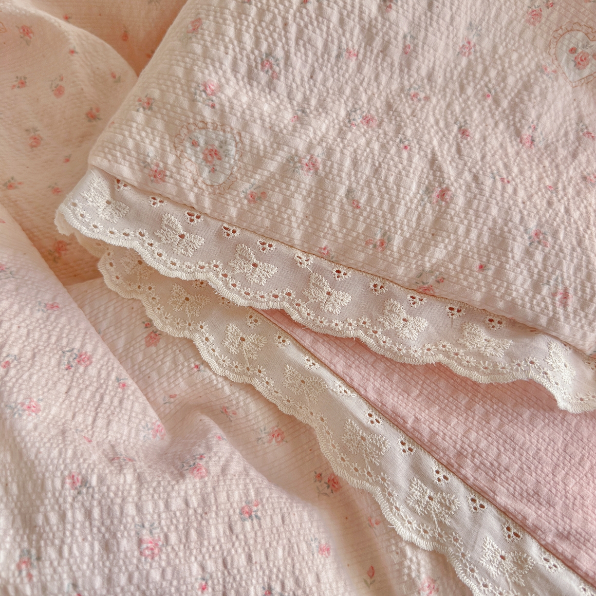 91家纺网 家纺一手货源 找家纺 初念 2026新款泡芙纱全花边夏被四件套 花笺-春日甜桃心