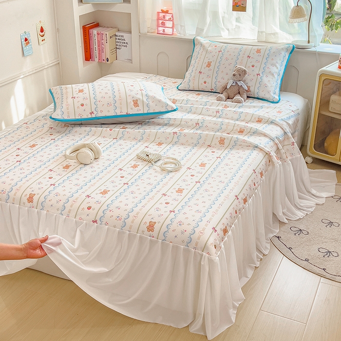 91家纺网 家纺一手货源 找家纺 莱米家纺 2026新款斜纹凉感床裙冰豆豆系列 条纹小熊