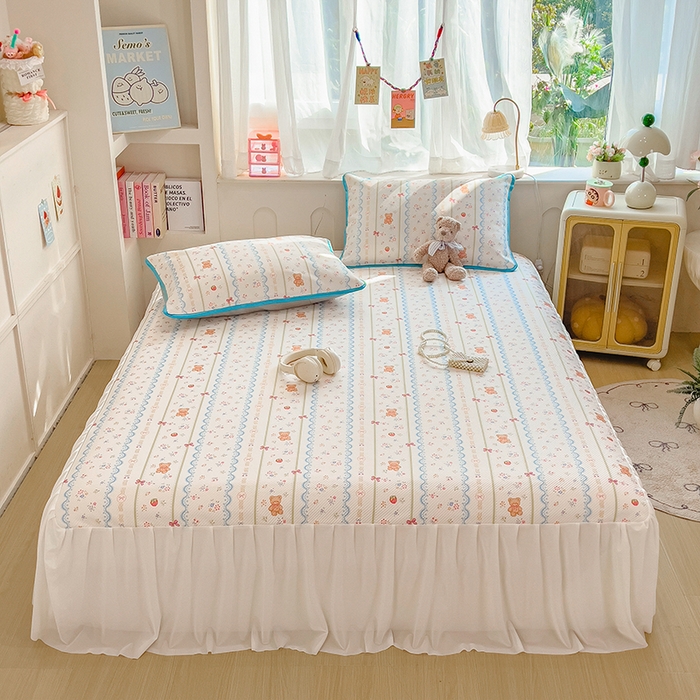 91家纺网 家纺一手货源 找家纺 莱米家纺 2026新款斜纹凉感床裙冰豆豆系列 条纹小熊