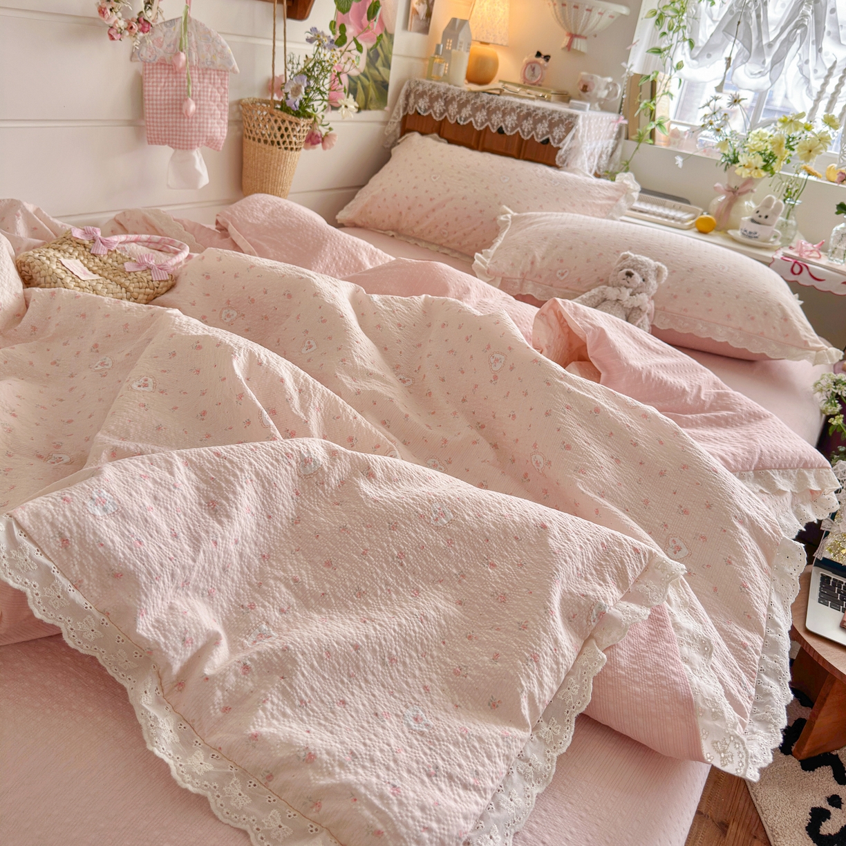 91家纺网 家纺一手货源 找家纺 初念 2026新款泡芙纱全花边夏被四件套 花笺-春日甜桃心