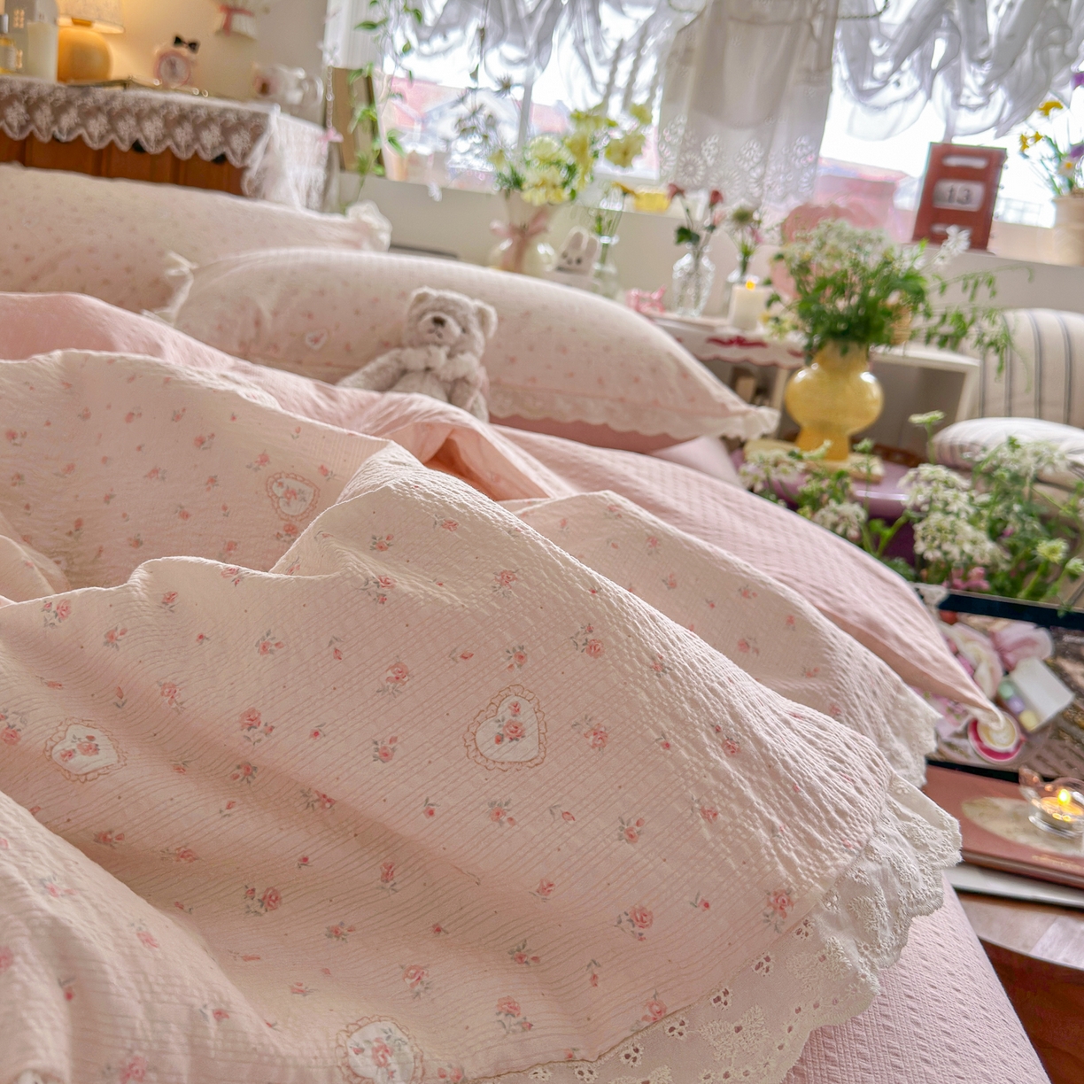 91家纺网 家纺一手货源 找家纺 初念 2026新款泡芙纱全花边夏被四件套 花笺-春日甜桃心