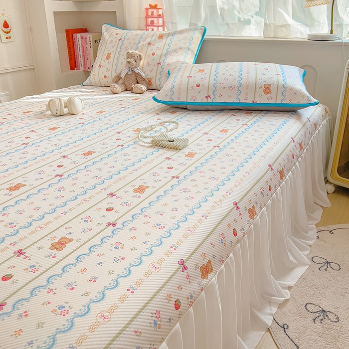 91家纺网 家纺一手货源 找家纺 莱米家纺 2026新款斜纹凉感床裙冰豆豆系列 条纹小熊