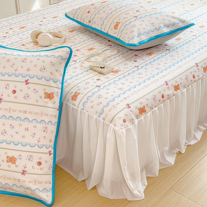 91家纺网 家纺一手货源 找家纺 莱米家纺 2026新款斜纹凉感床裙冰豆豆系列 条纹小熊