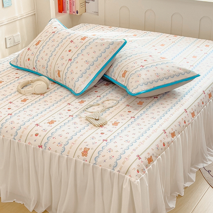 91家纺网 家纺一手货源 找家纺 莱米家纺 2026新款斜纹凉感床裙冰豆豆系列 条纹小熊